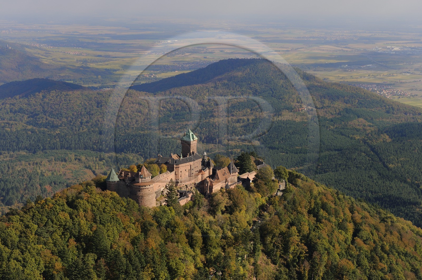France, Bas-Rhin (67), le château du Haut-Koenigsbourg dans la forêt des Vosges (photo aérienne)