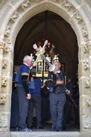 France, Finistère (29), Locronan, labellisé Les Plus Beaux Villages de France, sortie en costume traditionnel de la chapelle du Péniti adjacente à l'église Saint Ronan pour le départ de la procession de la Troménie