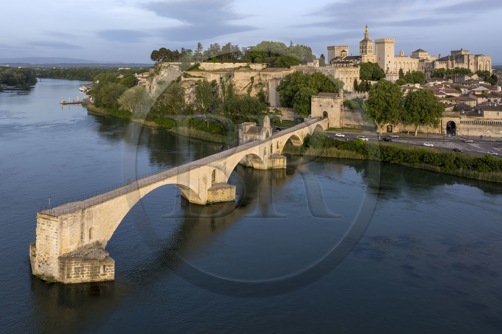 France, Vaucluse (84), Avignon, le pont Saint-Bénézet (pont d'Avignon) sur le Rhône et le Palais des Papes, classés Patrimoine mondial de l'UNESCO, en arrière plan (vue aérienne)