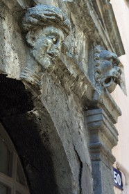 France, Var (83), Saint-Tropez, le porche de la maison dite du Maure rue du général Allard en pierre serpentine