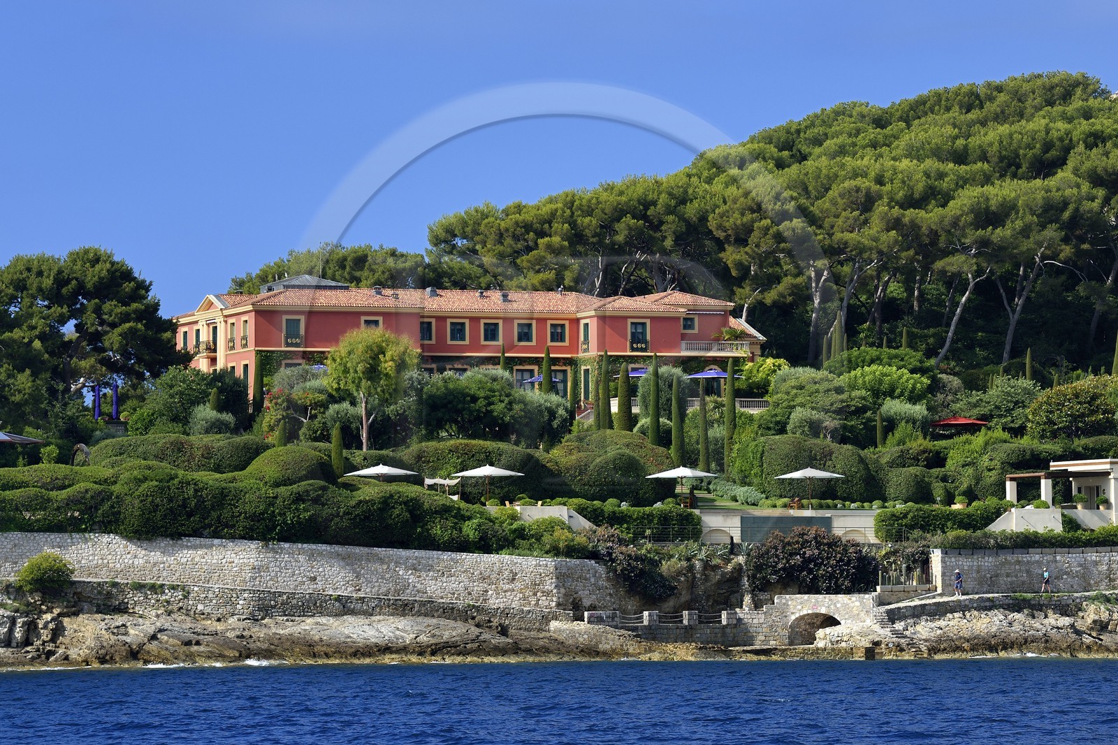 France, Alpes-Maritimes (06), Saint-Jean-Cap-Ferrat, pointe de Saint-Hospice, la villa Fiorentina construite en 1919 est un des plus beaux domaines de la Côte d'Azur, en dessous passe le sentier du littoral