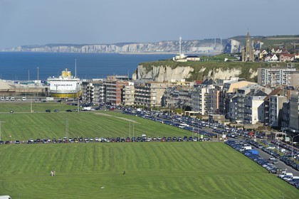 France, Seine-Maritime (76), Dieppe, la promenade maritime le long du boulevard de Verdun et le terminal de car ferry