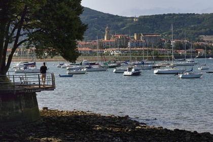 France, Pyrénées-Atlantiques (64), la côte du Pays-Basque, la baie d'Hendaye dans l'embouchure de la Bidassoa, le village de Hondarribia (Fontarrabie)