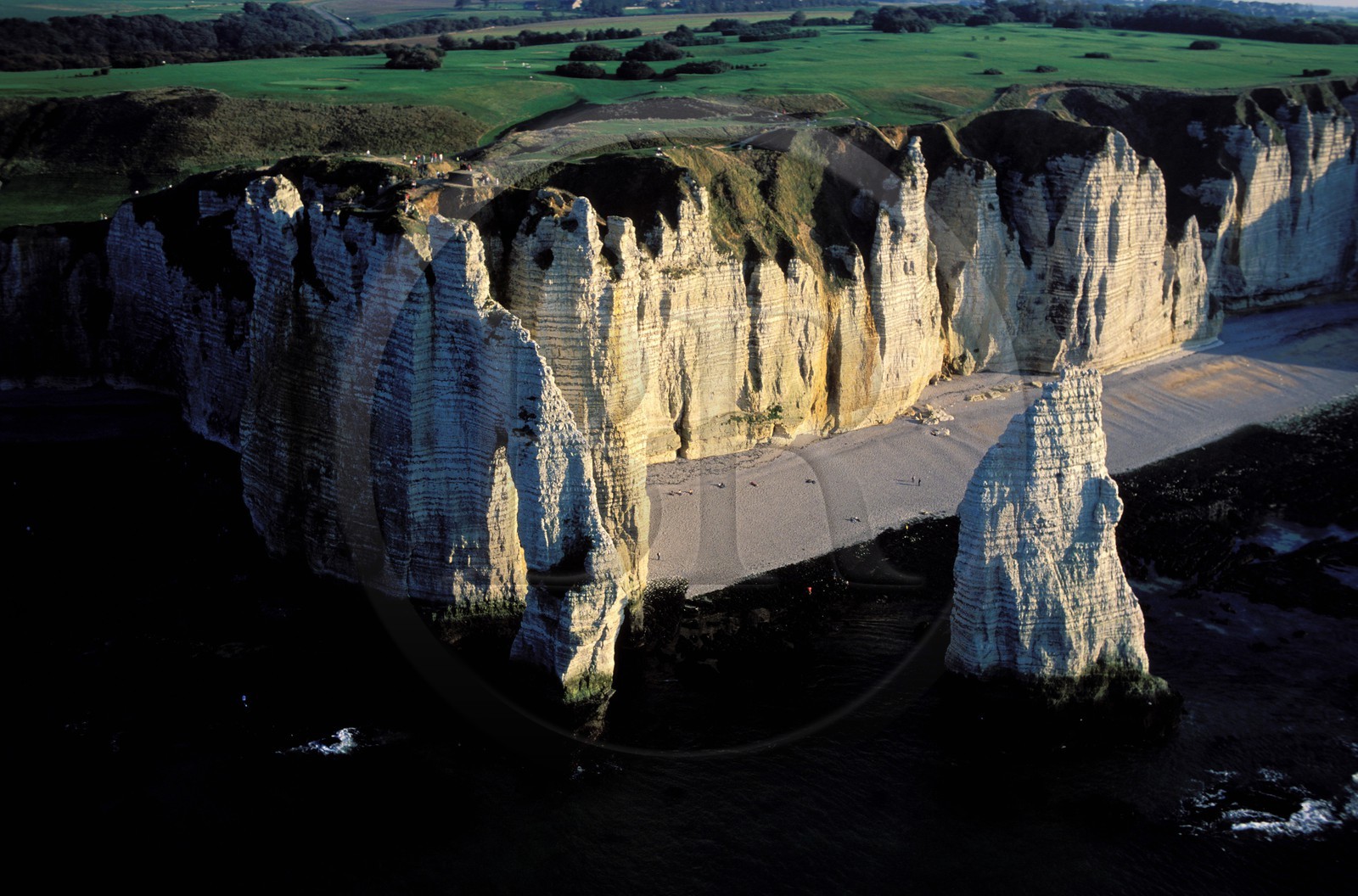 France, Seine-Maritime (76), Pays de Caux, Côte d'Albâtre, Etretat, falaise d' Aval sur la Côte d' Albâtre (vue aérienne)