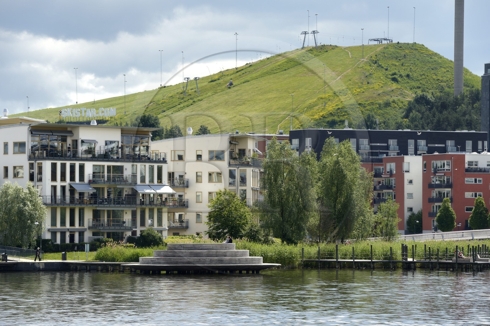 Suède, Stockholm, l'écoquartier Hammarby Sjostad précurseur en matière de développement durable, le lac Hammarby et la piste de ski (en hiver) de Hammarbybacken en arrière plan