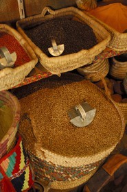 Egypte, Haute Egypte, Nubie, vallée du Nil, Assouan, le souk, étal d'épices