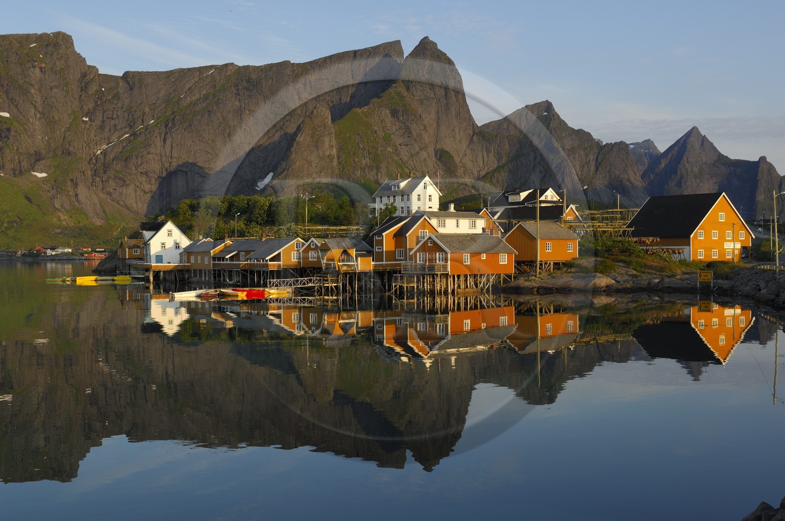 Norvège, Nordland, Iles Lofoten, Ile de Moskenes, le village de pêcheurs de Reine au soleil de minuit