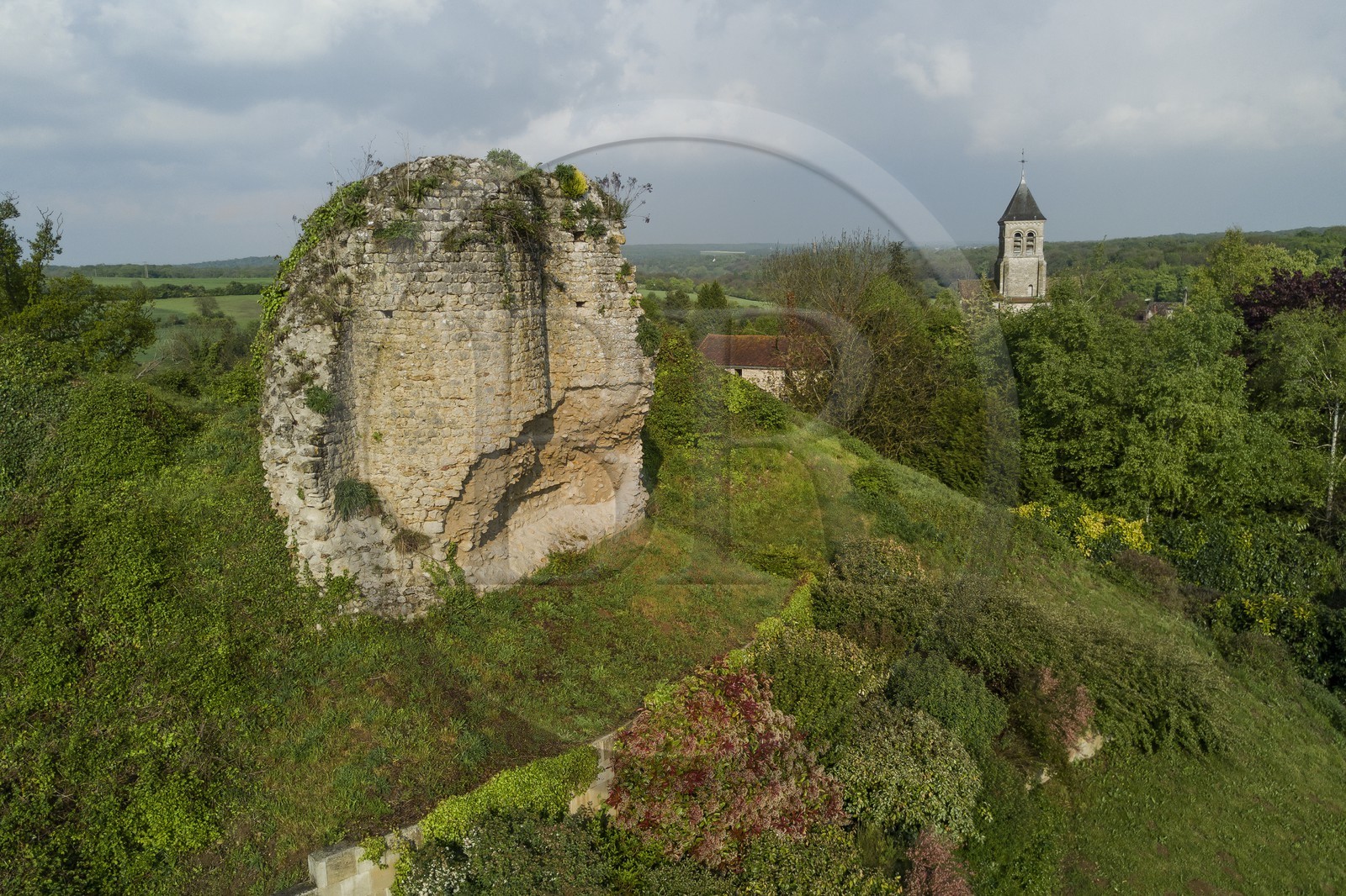 France, Yvelines (78), Montchauvet, ruines du donjon du chateau construit en 1136 par Amaury de Montfort et l'église Sainte Marie-Madeleine en arrière plan