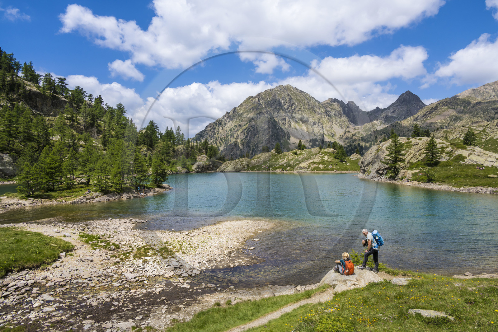 France, Alpes-Maritimes (06), parc national du Mercantour, Haute-Vésubie, Saint-Martin-Vésubie, Val du Haut Boréon, randonneurs au lac de Trécolpas (2150m) et la Cime Guilié (2999m) en arrière-plan