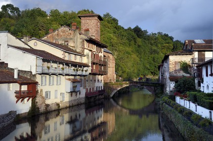 France, Pyrénées-Atlantiques (64), Pays-Basque, Saint-Jean-Pied-de-Port, le Pont Vieux sur la rivière Nive de Béhérobie et l'église de l'Assomption ou Notre-Dame du Bout du Pont