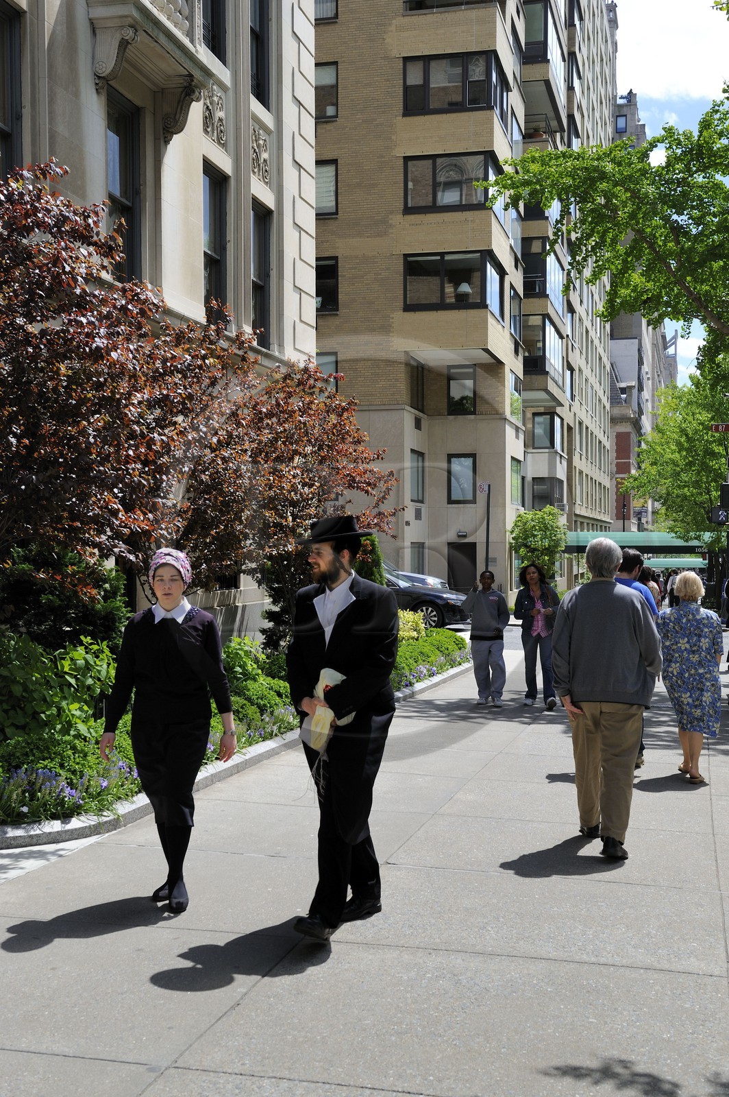 Etats-Unis, New York, Manhattan, Upper East side, couple de juifs orthodoxes sur  Central Park East