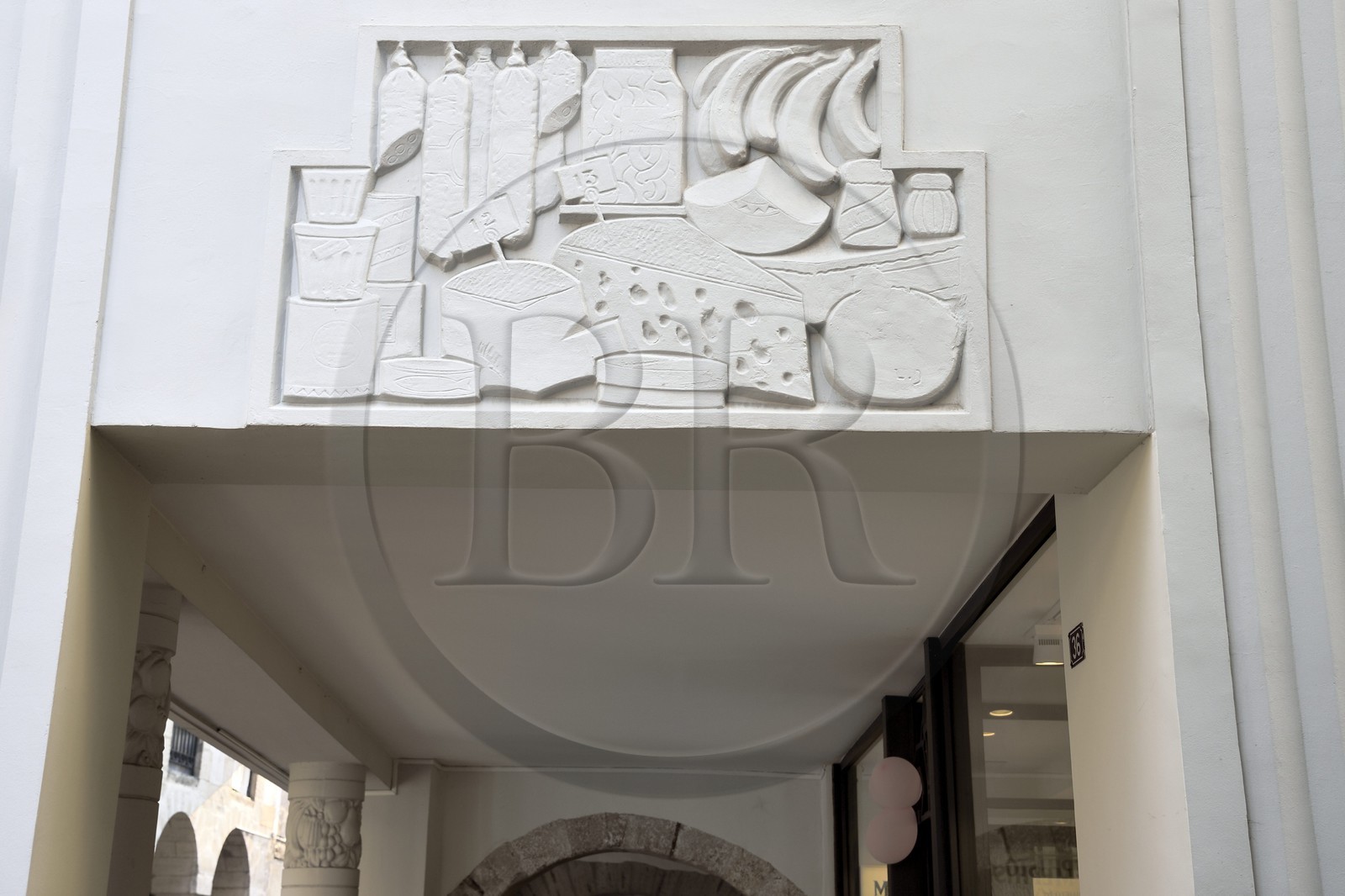 France, Pyrénées-Atlantiques (64), Pays-Basque, Bayonne, bas-relief art Deco d'une ancienne épicerie Felix Potin