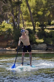 France, Var (83), Six-Fours-les-Plages, Ile des Embiez, pointe du Canoubié, le champion de windsurf Freestyle Adrien Bosson en randonnée aquatique sur un paddle