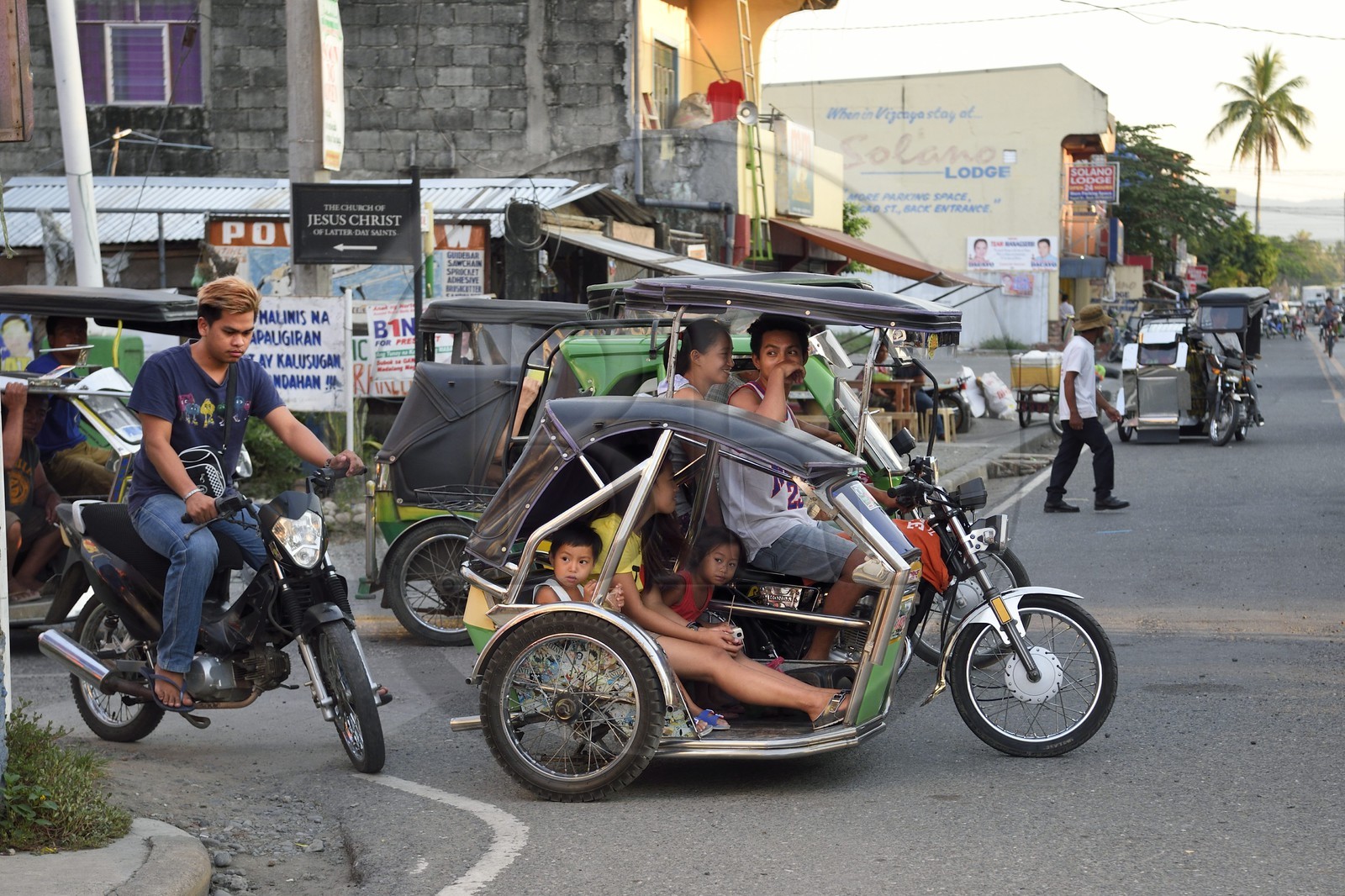 Philippines, province de Nueva Ecija, Bambang, tricycle moto-taxi dans la rue principale