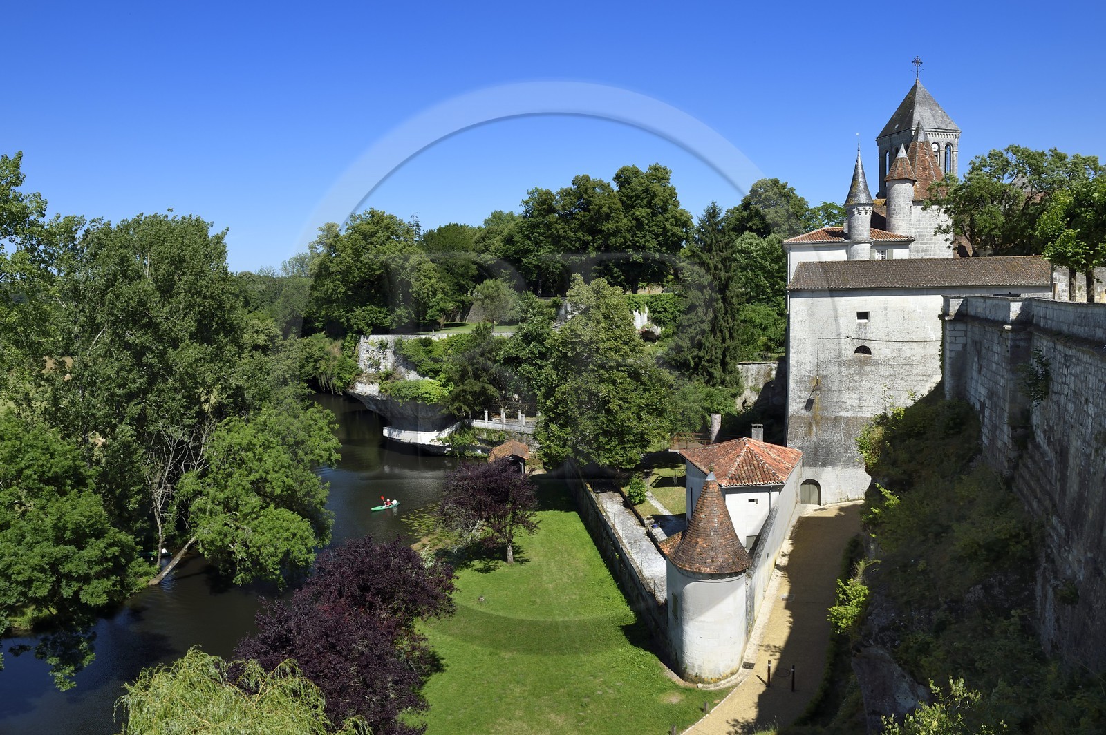 France, Dordogne (24), Périgord Vert, Bourdeilles, la Dronne vue du chateau