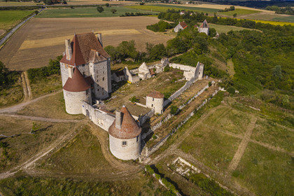 France, Allier (03), ancienne province du Bourbonnais, Besson, chateau de Fourchaud chateau de Fourchaud (XIVe siècle au XVIe siècle) appartenant aujourd'hui aux descendants des Bourbon-Parme (vue aérienne)