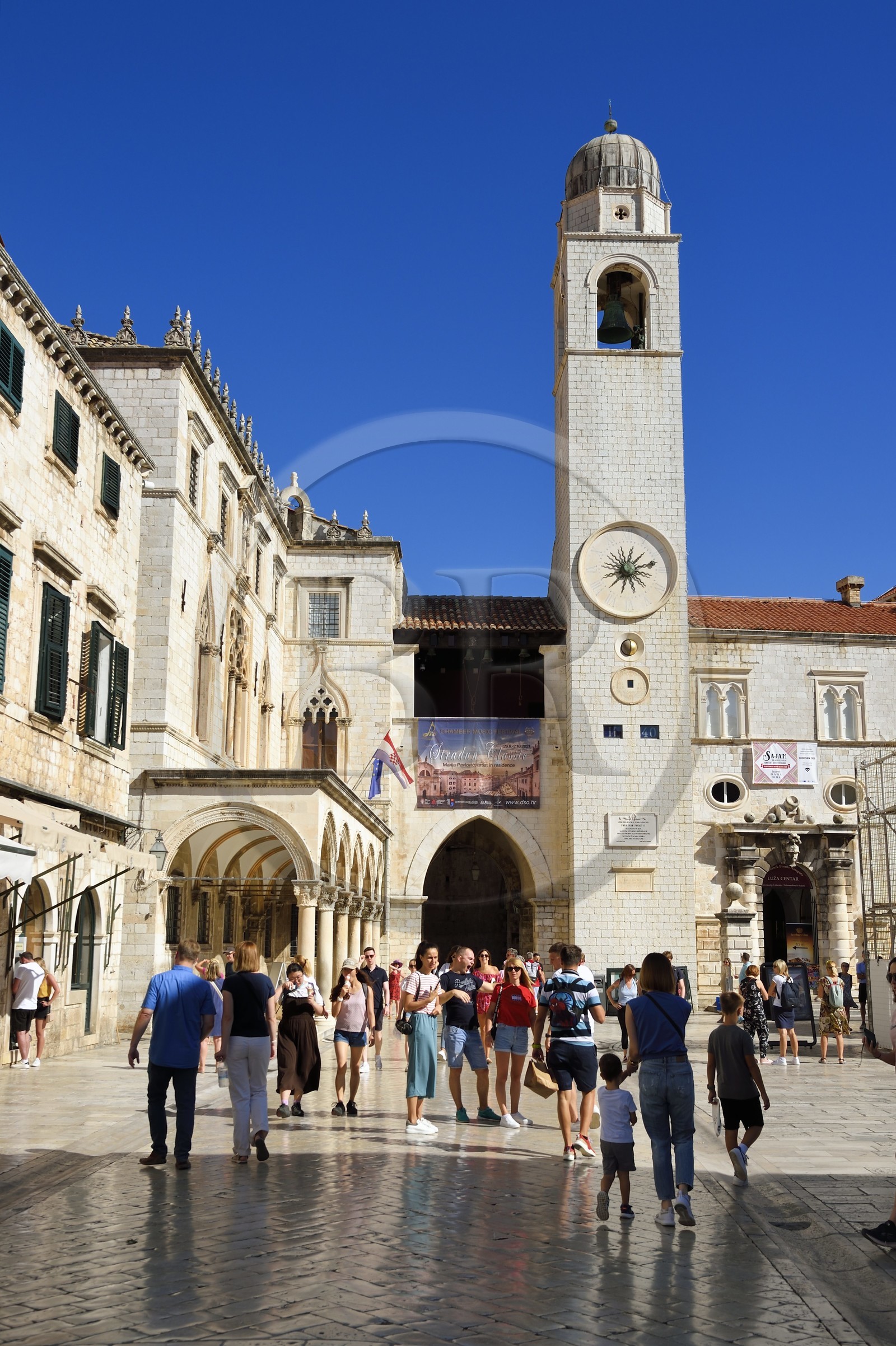 Croatie, Dalmatie, cote dalmate, Dubrovnik, centre historique classé Patrimoine Mondial de l'UNESCO, la rue principale piétonne Placa (Stradum), le Palais Sponza à gauche et la Tour de l'horloge