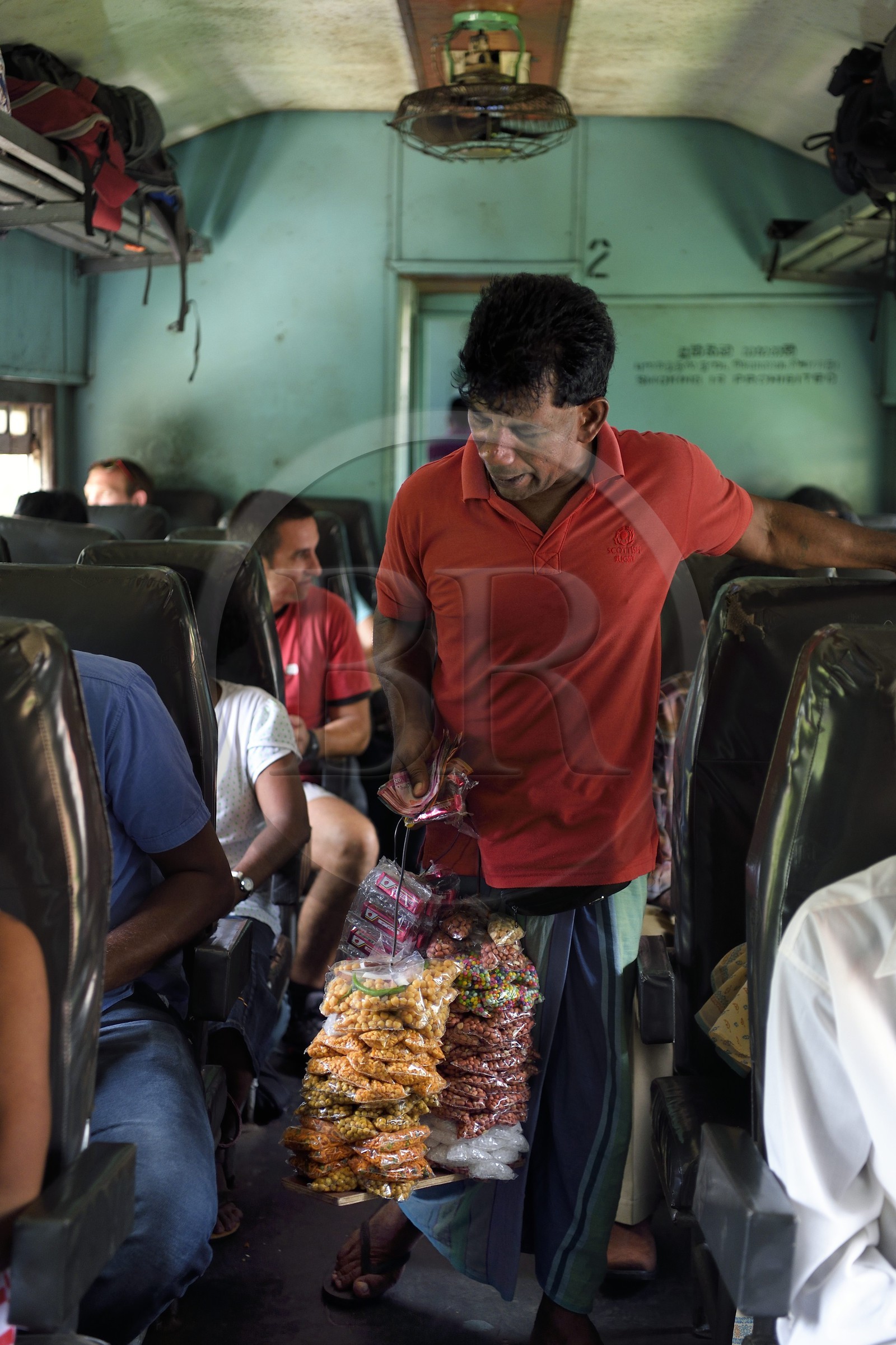 Sri Lanka, Province du Sud, train de Galle à Colombo, vendeur ambulants circulant dans les wagons