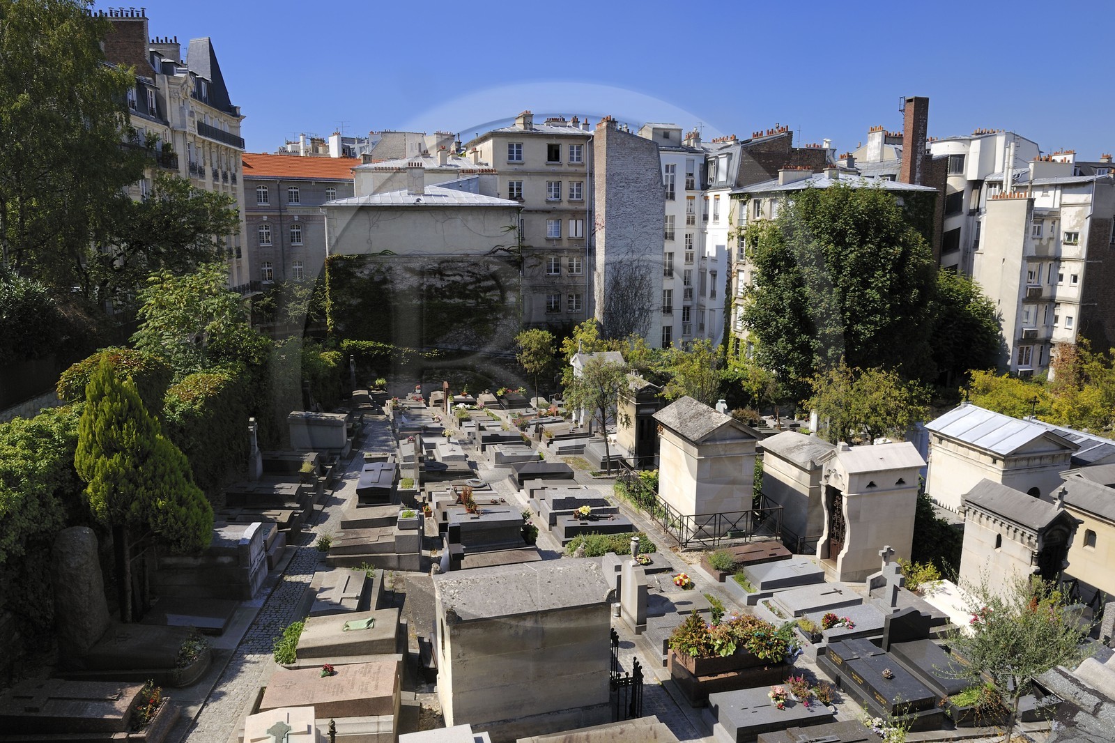 France, Paris (75), Butte Montmartre, le cimetière Saint Vincent entouré d'immeubles