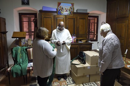 France, Corse-du-Sud (2A), Cargèse, l'église de l'Assomption dite latine édifiée au XIXe siècle, le curé d'origine rwandaise Edouard Sentarure se prépare à la messe dominicale