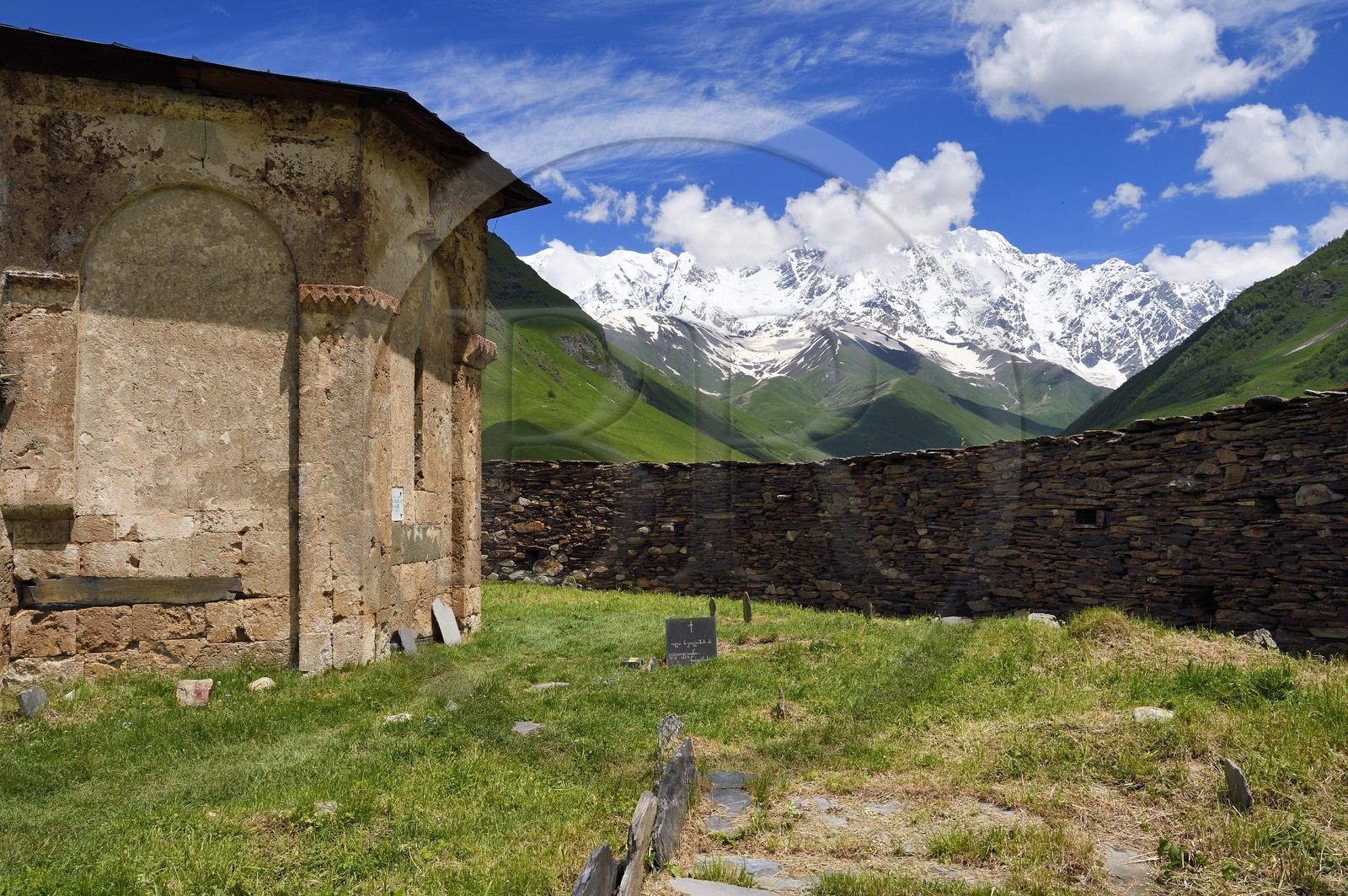 Géorgie, Haute Svanétie (Zemo Svaneti), village de Ushguli (Ouchgouli), classé Patrimoine Mondial de l'UNESCO, église Lamaria Sainte-Marie d'Ushguli du XIIème siècle et le mont Chkhara (plus haut sommet de Georgie avec 5 193 m) en arrière plan