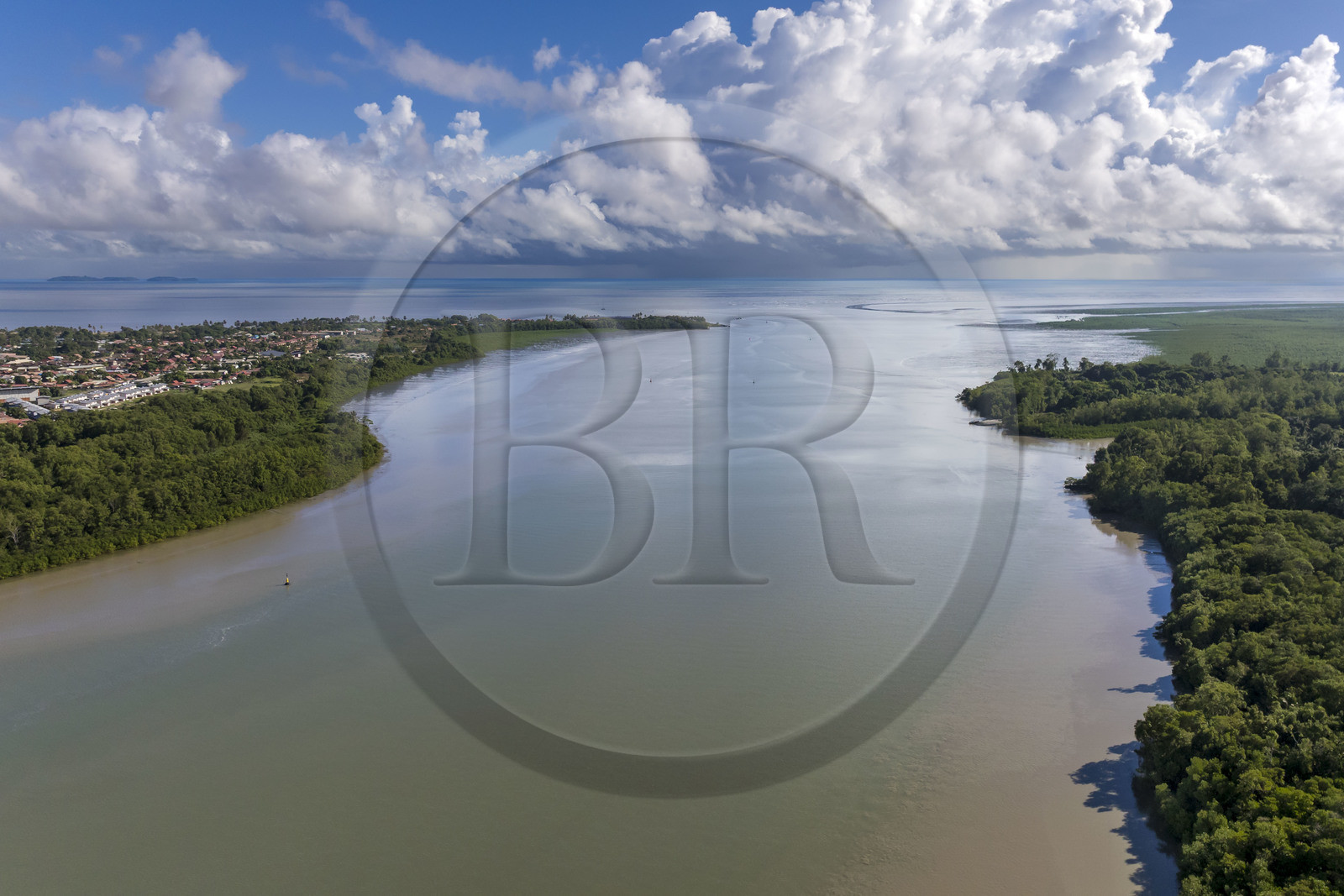 France, Guyane, Kourou, estuaire du fleuve Kourou, la ville à gauche et les Iles du Salut en arière plan (vue aérienne)