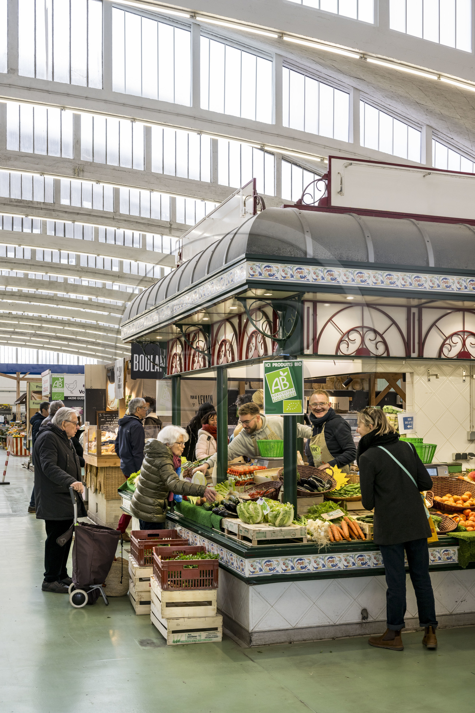 France, Loire-Atlantique (44), Saint-Nazaire, les halles du marché couvert de Saint-Nazaire construites entre 1956 et 1958, étal de fruits et légumes Bio