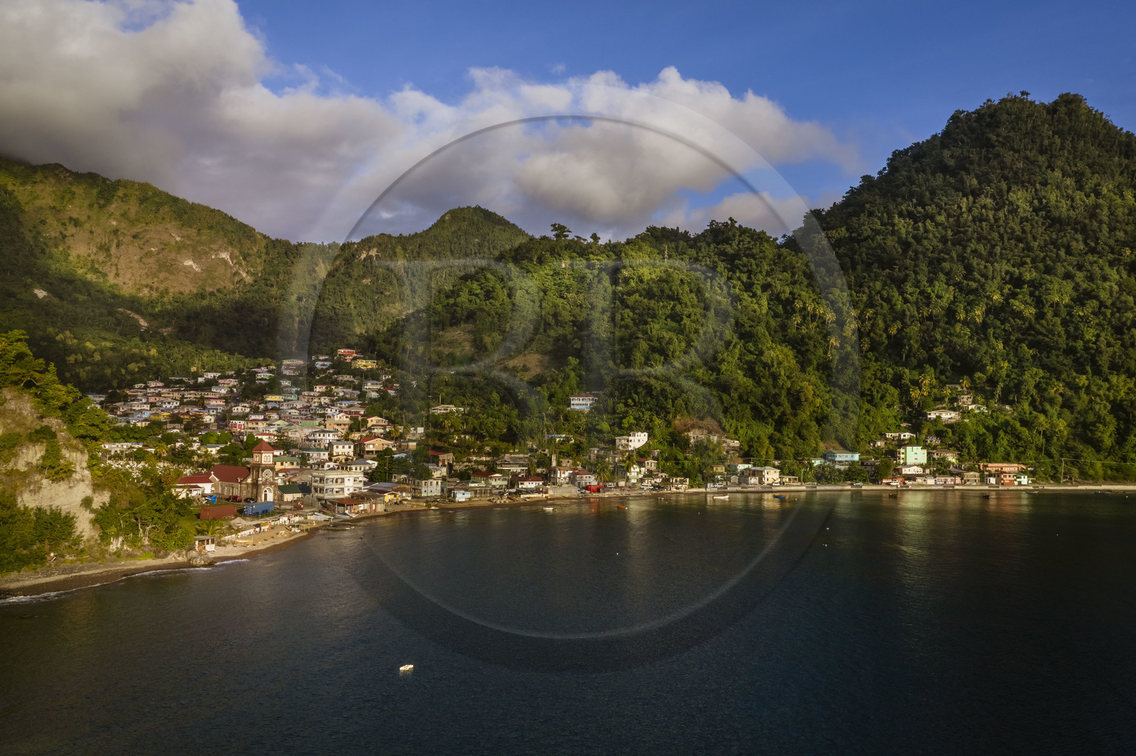 Caraïbes, Ile de la Dominique, baie de Soufrière, la plage et le village de Soufrière (vue aérienne)