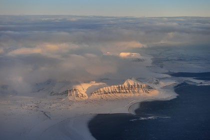 Norvège, Svalbard, Spitzberg, Longyearbyen, paysage glaciaire des montagnes de la région sud dans le parc national de Sør-Spitsbergen (vue aérienne)