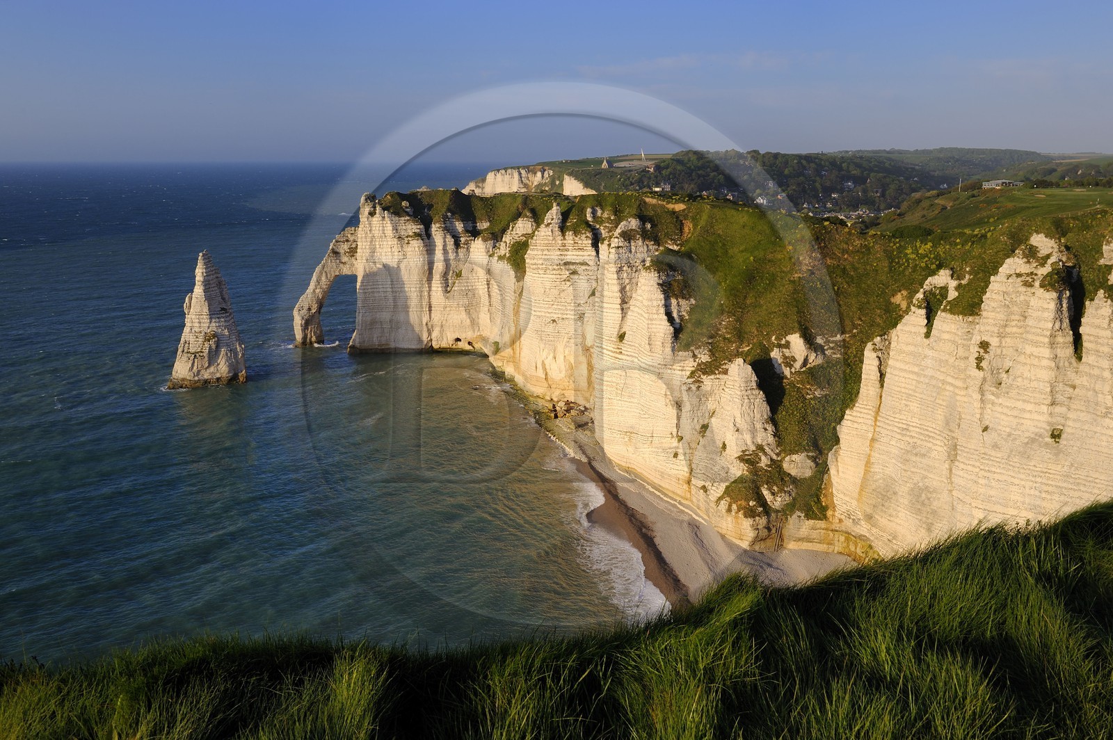 France, Seine-Maritime (76), Pays de Caux, Côte d'Albâtre, Etretat, la falaise d'Aval et l'Aiguille Creuse