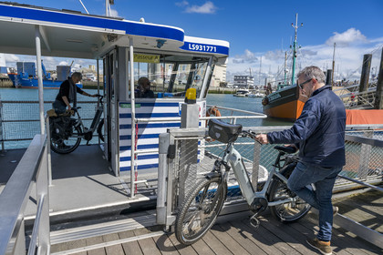 France, Vendée (85), Les-Sables-d'Olonne, cyclistes utilisant le bac traversant le port