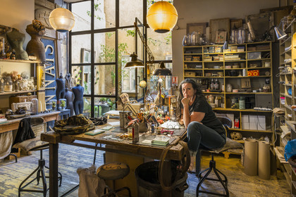 France, Vaucluse (84), Avignon, la décoratrice d’intérieur Pascale Palun dans son atelier-boutique Vox Populi spécialiste dans la création de luminaires et objets de décoration