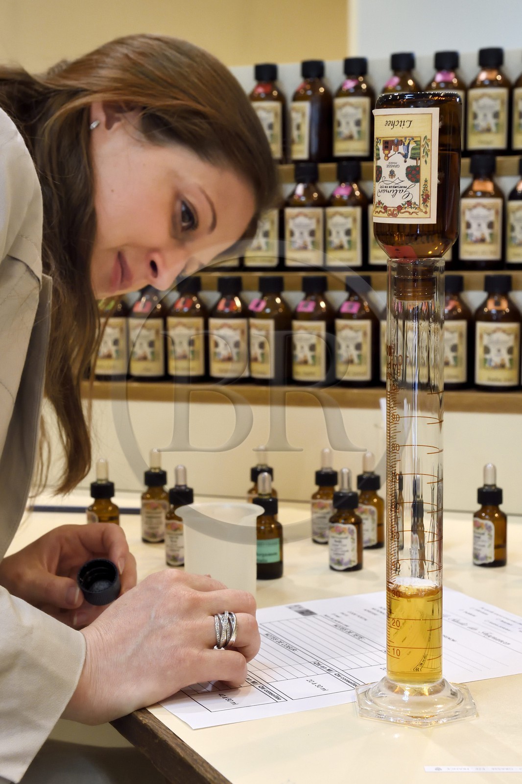 France, Alpes-Maritimes (06), Grasse, Studio des Fragrances Galimard, orgue à parfum, création de parfum par un nez