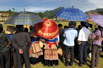 Vietnam, province de Lao Cai, Bac Ha, course annuelle de chevaux et deux femmes de la minorité Hmong Fleur au premier plan
