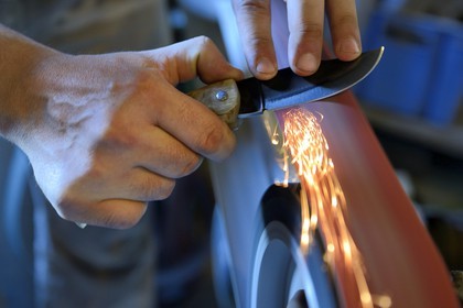 France, Corse-du-Sud (2A), Alta Rocca, village de Levie, Atelier du Lotus où les couteaux traditionnels sont encore forgés à la main