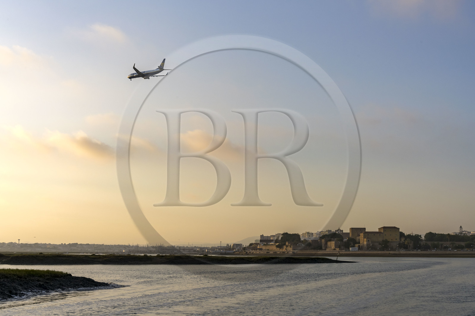 Portugal, Algarve, Faro, Parc Naturel de la Ria Formosa, avion de ligne de la compagnie Ryanair à l'atterrissage au dessus de la lagune, la vieille ville en arrière plan