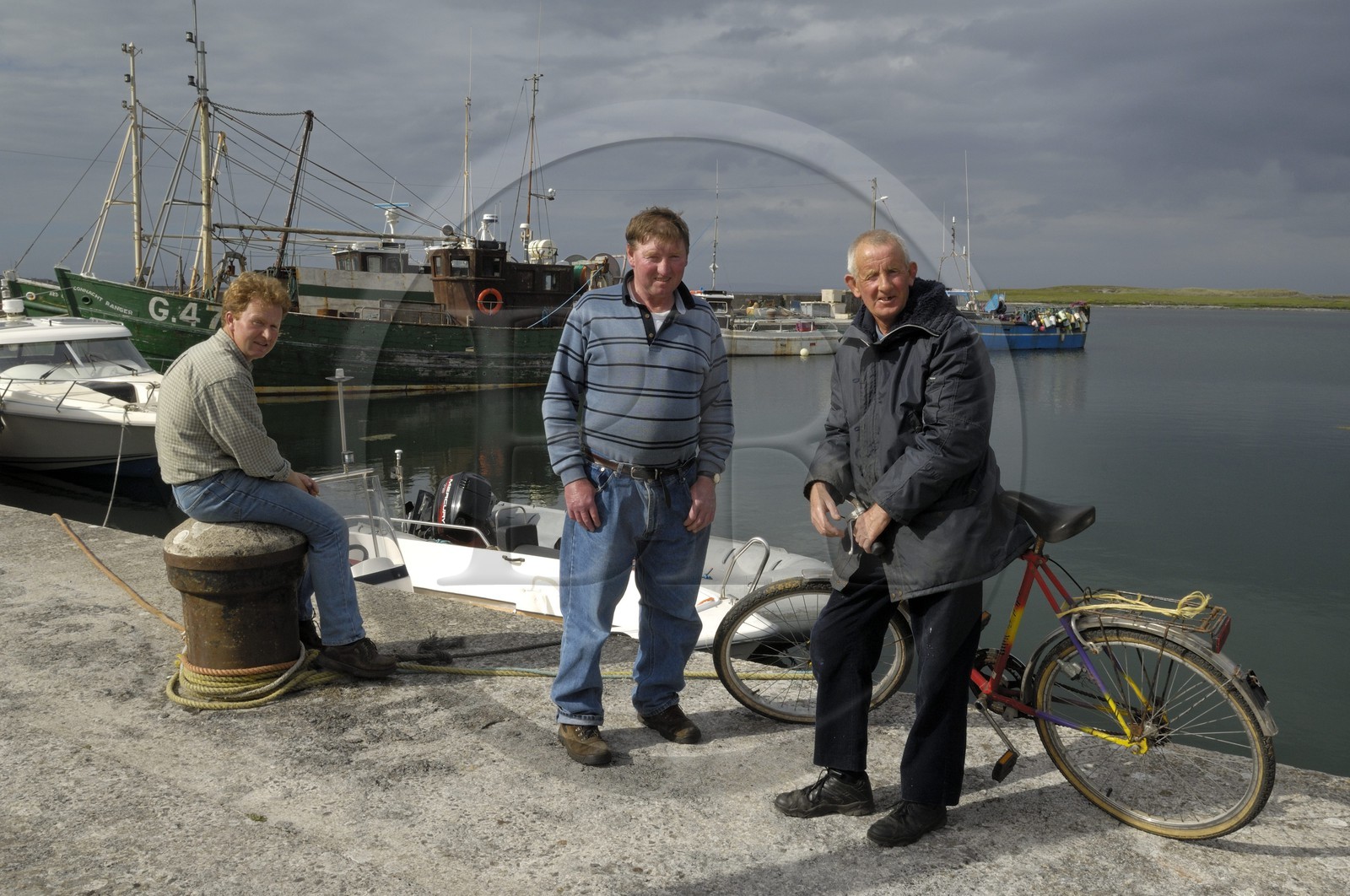 Irlande, Comté de Galway, Aran Islands, Inishmore, petit port dans la baie de Killeany