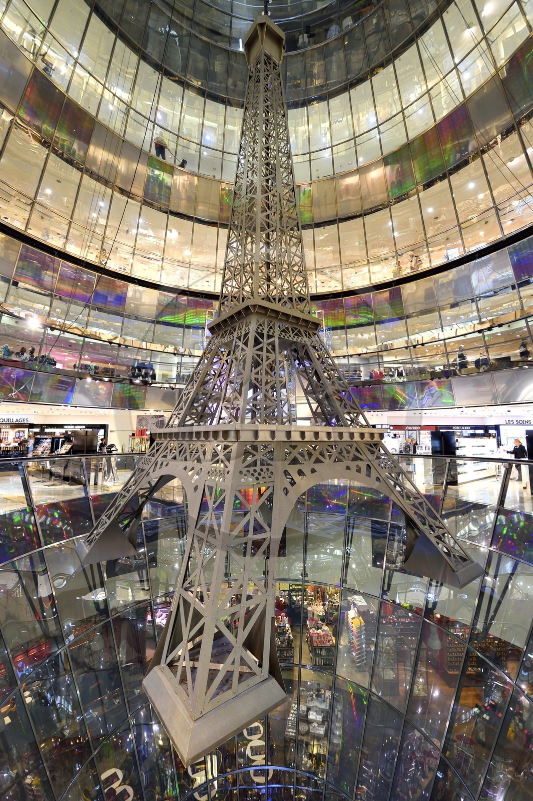Allemagne, Berlin, Berlin-Mitte, Freidrishstrass, l'intérieur du magasin des Galeries Lafayette par les architectes Jean Nouvel et Cattani, Tour Eiffel