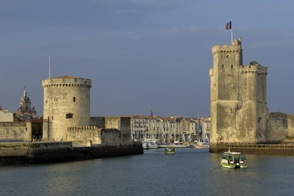 France, Charente-Maritime (17), La Rochelle, la Tour de la Chaine (à gauche) et la Tour Saint-Nicolas protégent l'entrée du Vieux Port