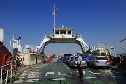 France, Seine-Maritime (76), Quillebeuf-sur-Seine dans l'Eure, bac effectuant la traversée de la Seine et raffinerie de Port-Jérôme