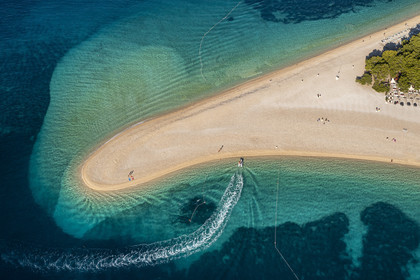Croatie, Dalmatie, cote dalmate, Ile de Brac, Bol, la plage de Zlatni Rat ou Corne d'or (vue aérienne)