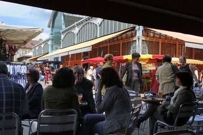 France, Côte d'Or (21), Dijon, terrasse de café devant les Halles