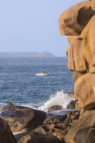 France, Côtes-d'Armor (22), Côte de Granit Rose, Perros-Guirec, Ploumanac'h, pointe de Skewell (Squéouel), pecheurs sur un bateau au large du sentier des Douaniers