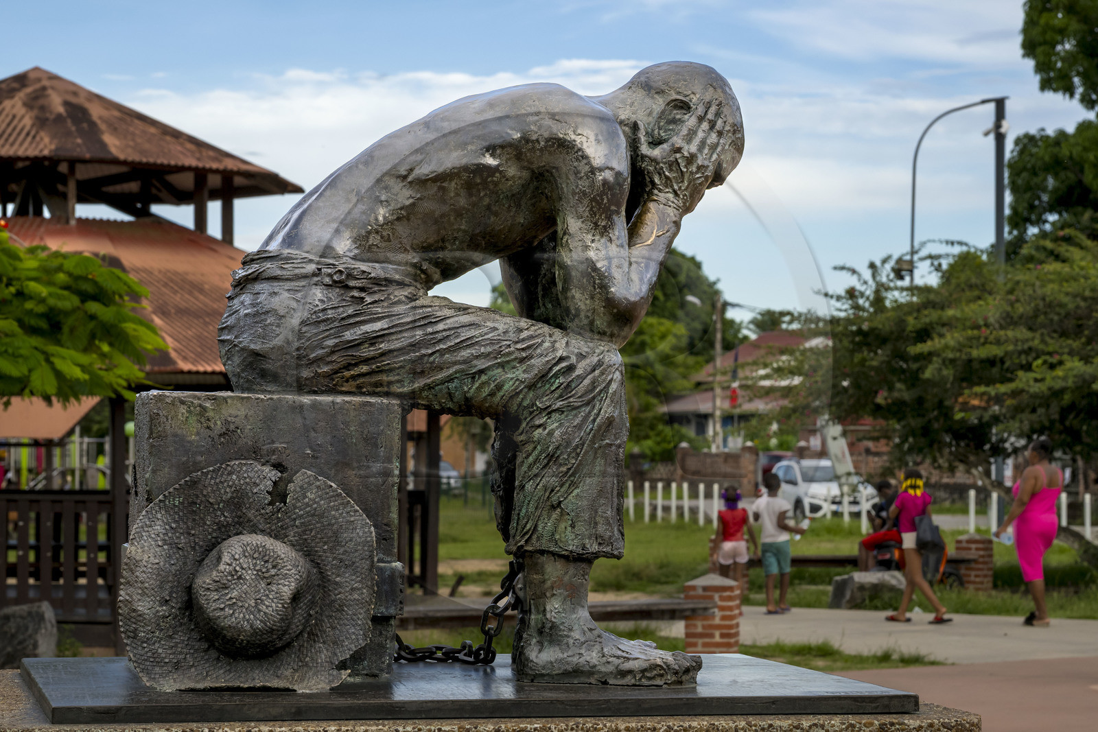 France, Guyane, Saint-Laurent-du-Maroni, esplanade Laurent Baudin, statue en bronze La Peine du Bagnard créée par le sculpteur Bertrand Piéchaud en 1993