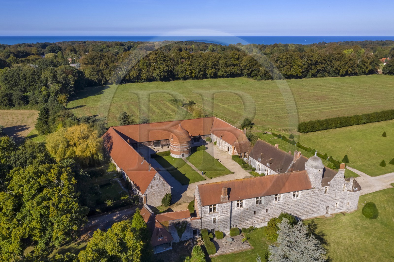 France, Seine-Maritime (76), Côte d'Albatre, Pays de Caux, Varengeville-sur-Mer, le Manoir d'Ango et son colombier (vue aérienne)