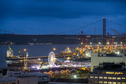 Portugal, Lisbonne, Miradouro de Santa Catarina dans les hauteurs du quartier de Bica, vue sur le Tage et le Ponte 25 de Abril