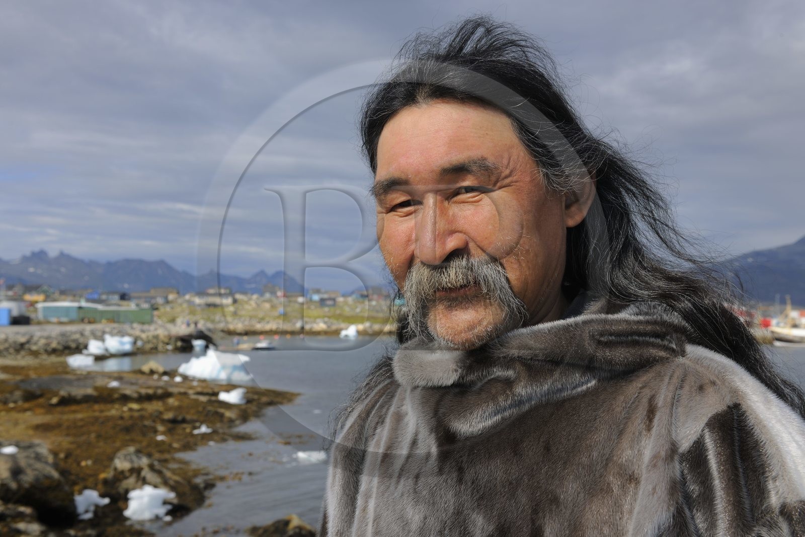 Groenland, ville de Nanortalik, Inuit en vêtements traditionnels en peau de phoque