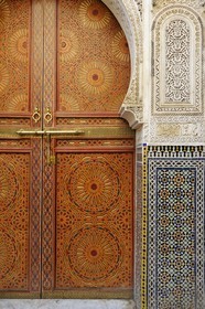 Maroc, Moyen Atlas, Fès, ville impériale, médina classée Patrimoine Mondial de l'UNESCO, Fès el Bali, la mosquée funéraire Zaouïa de Sidi Ahmed Tijani, plâtre sculpté et zelliges de l'entrée latérale