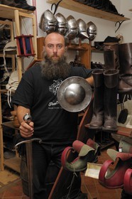 France, Paris (75), magasin d'accessoires médiévaliste Rêves d'Acier, Marc Muscadel