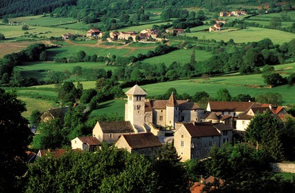 France, Saône-et-Loire (71), village de Blanot, l' Ancien prieuré attenant à l' église au clocher à toiture débordante